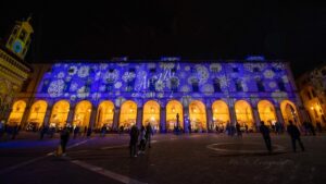 Piazza Grande di Arezzo con proiezioni natalizie sulla facciata, Natale Tirolese ad Arezzo in viaggio