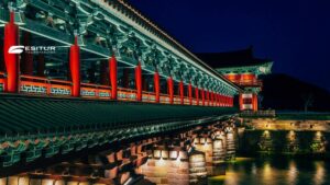 Ponte Woljeonggyo a Gyeongju illuminato di notte, tappa del viaggio organizzato in Giappone Corea.