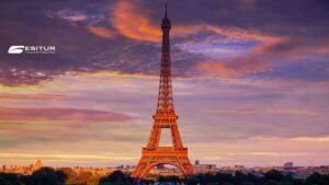 Torre Eiffel al tramonto sotto un cielo colorato, viaggio Capodanno a Parigi da Milano per scoprire la capitale francese.