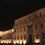Piazza Duomo a Lecce illuminata di sera con palazzi barocchi, Capodanno nelle meraviglie della Puglia in viaggio