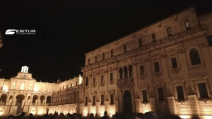 Piazza Duomo a Lecce illuminata di sera con palazzi barocchi, Capodanno nelle meraviglie della Puglia in viaggio