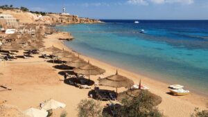Spiaggia con ombrelloni affacciata sul Mar Rosso, Viaggio Capodanno a Sharm el-Sheikh da Milano.