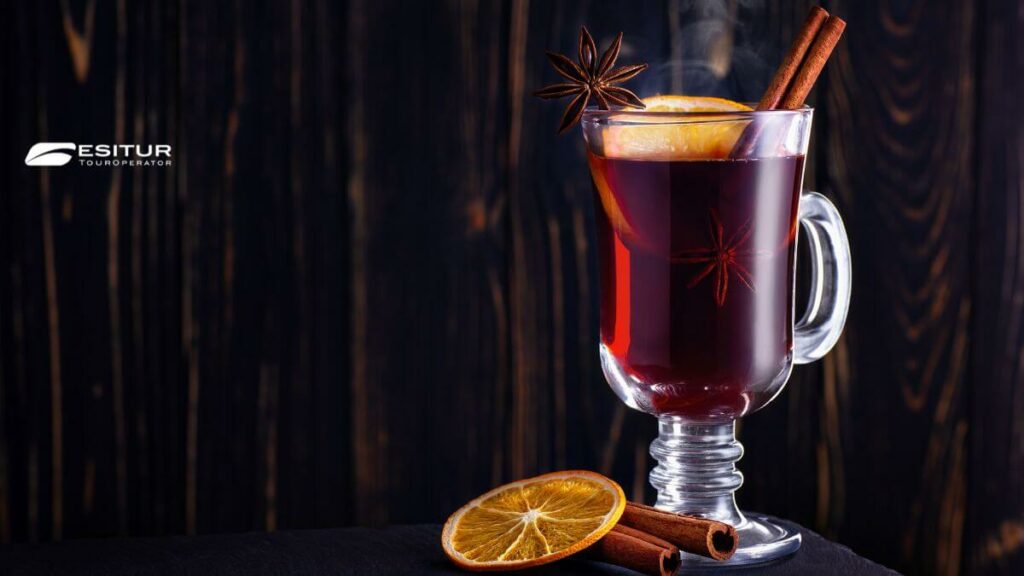 Vin brulé fumante con cannella, arancia e anice stellato, Mercatini di Natale in Europa durante il tour.